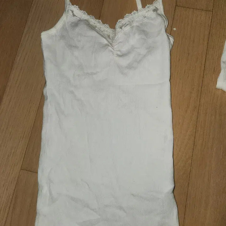 [BUNJANG] Abercrombie White Lace Camisole XS / 아베크롬비 화이트 레이스 끈나시 XS사이즈입니다