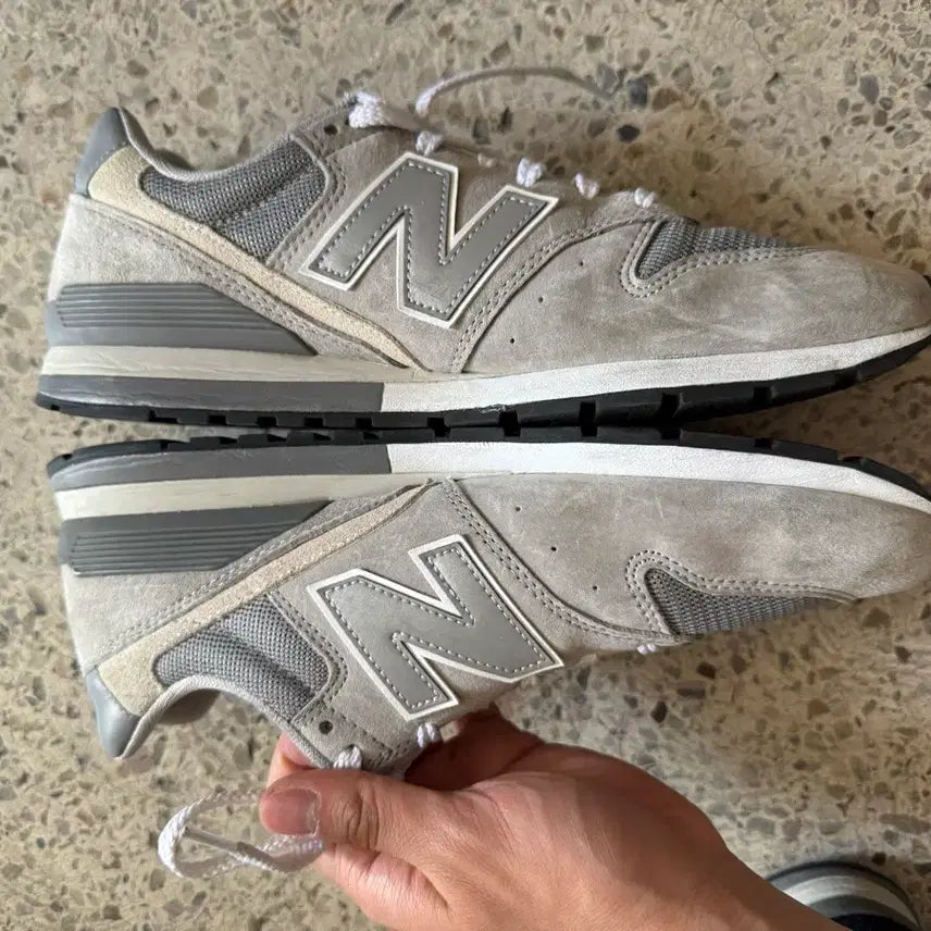 [BUNJANG] New Balance 996 Grey Suede Sneakers / 뉴발란스 996 그레이 270