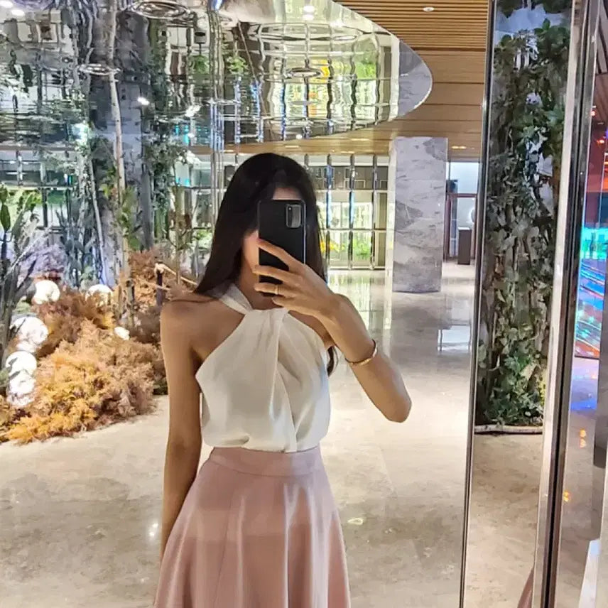 [BUNJANG] Sleeveless Twisted Halter Off-Shoulder Silky Blouse / [high quality] 슬리브리스 꼬임 홀터 오프숄더 실키 블라우스