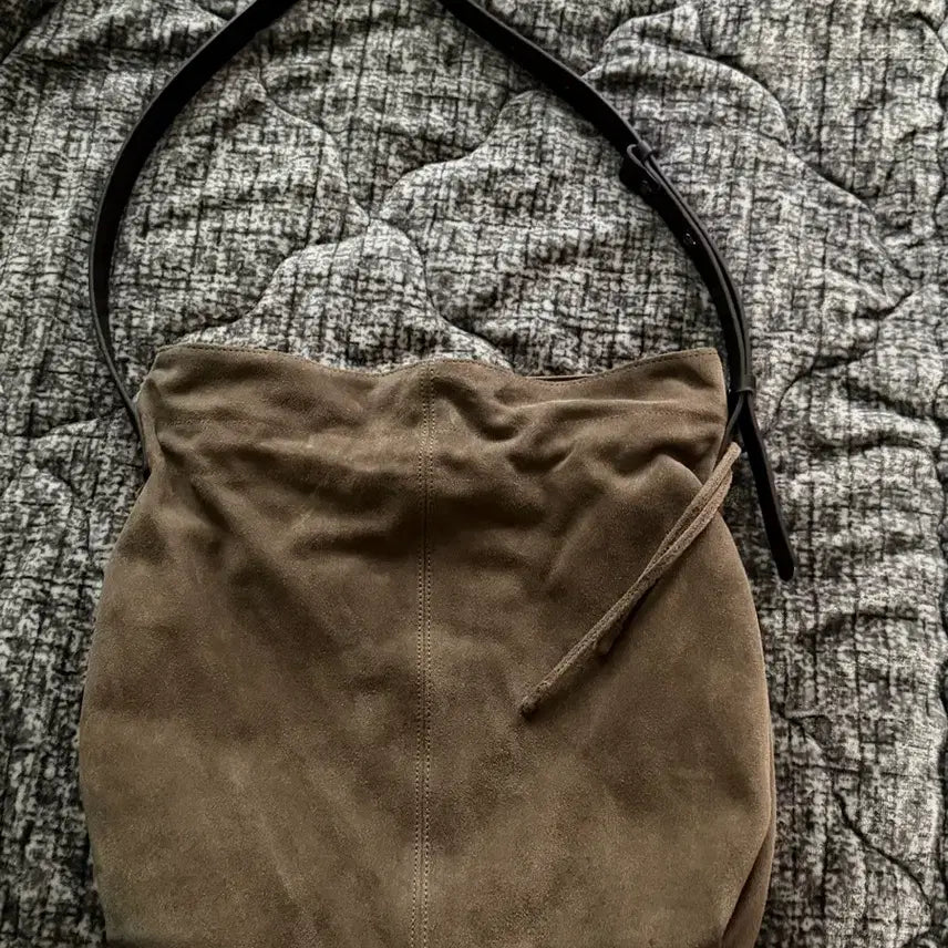 [BUNJANG] Mardi Mercredi Suede Nook Bag Taupe / 마지언타이틀 스웨이드 누크백 토프