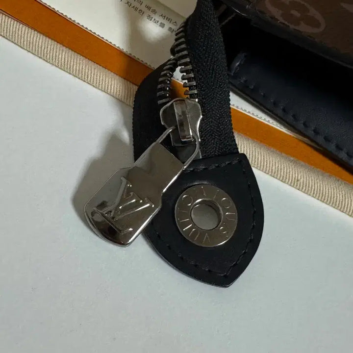 [BUNJANG] Louis Vuitton Pouch Voyage MM Black Clutch Bag / [당일배송] 루이비통 포쉐트 보야주 MM 블랙 클러치백