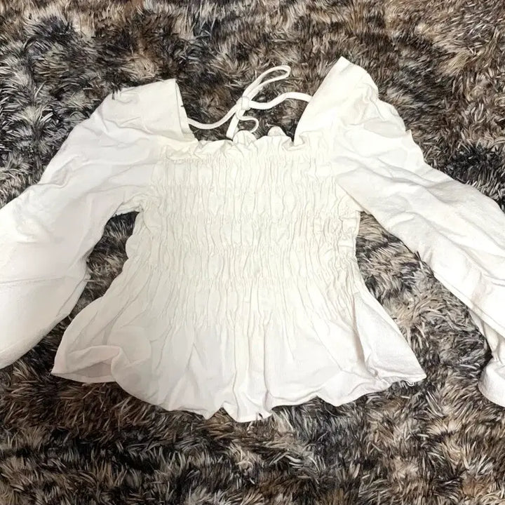 [BUNJANG] White Semi-Crop Smocked Blouse / 여름옷 //화이트 세미 크롭 스모크 블라우스