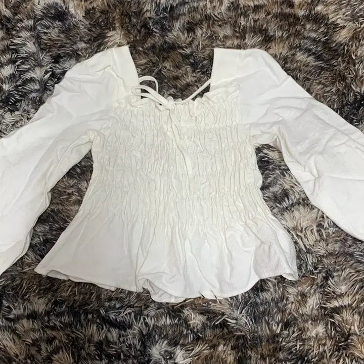 [BUNJANG] White Semi-Crop Smocked Blouse / 여름옷 //화이트 세미 크롭 스모크 블라우스