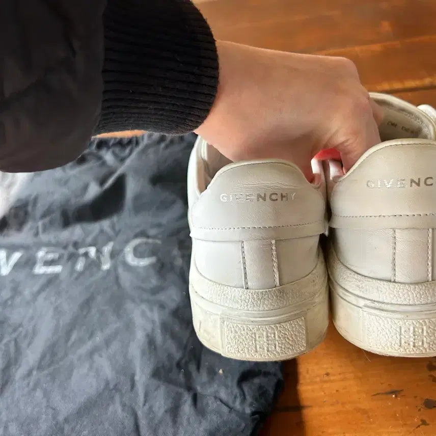 [BUNJANG] Givenchy White Sneakers with Dust Bag / 지방시 화이트 스니커즈 + 더스트백