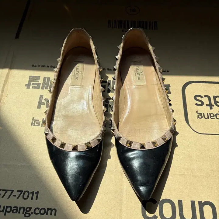 [SOLD OUT] 발렌티노 락스터드 플랫슈즈