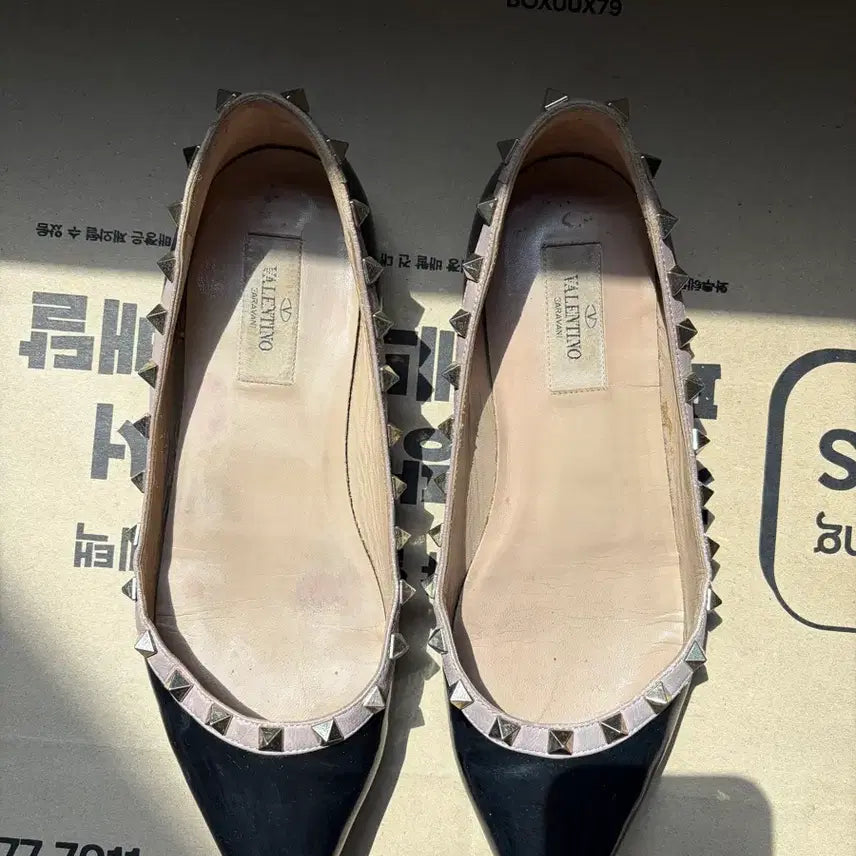 [SOLD OUT] 발렌티노 락스터드 플랫슈즈