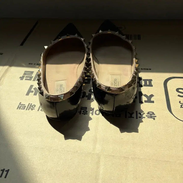 [SOLD OUT] 발렌티노 락스터드 플랫슈즈