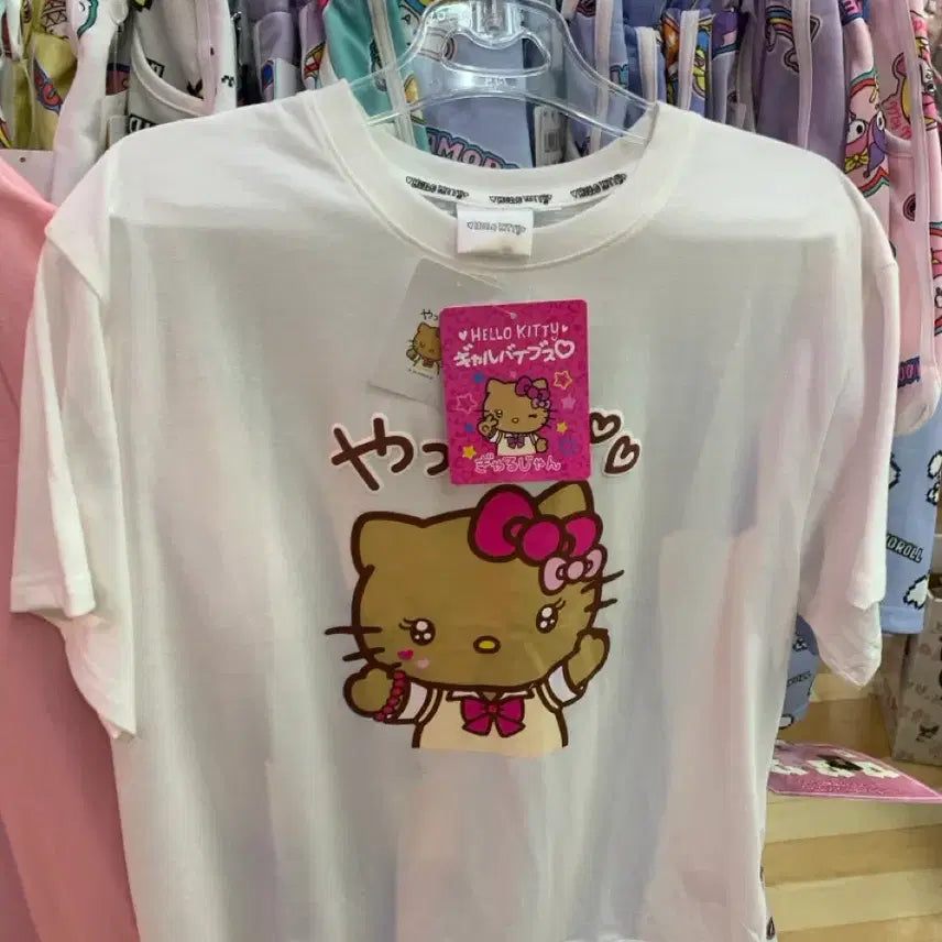[BUNJANG] Sanrio Tanning Kitty Short Sleeve T-Shirt (White/Pink) / 산리오 태닝키티 반팔 티셔츠 (화이트/핑크) 정품