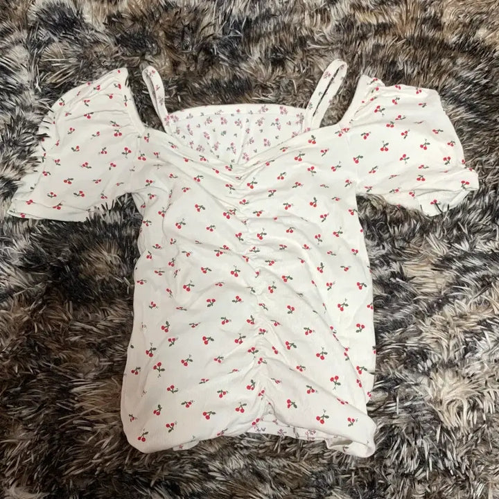 [BUNJANG] Cherry Pattern Shirring Off-Shoulder Short Sleeve Top / 여름옷// 체리 패턴 셔링 오프숄더 반팔