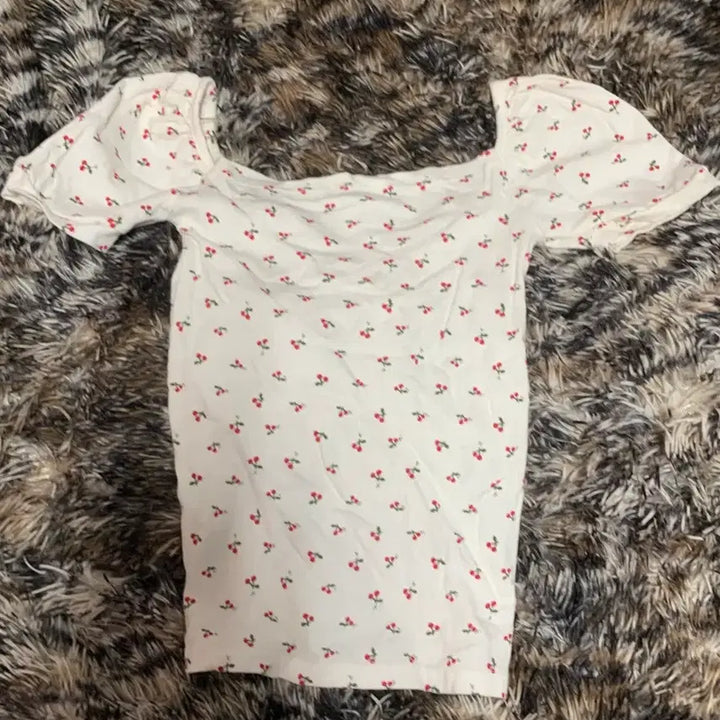 [BUNJANG] Cherry Pattern Shirring Off-Shoulder Short Sleeve Top / 여름옷// 체리 패턴 셔링 오프숄더 반팔