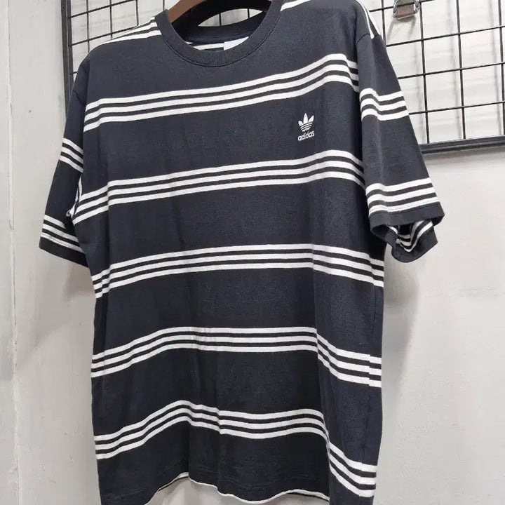 [BUNJANG] Adidas Three Stripe Short Sleeve T-Shirt / 105-110XXL 아디다스 쓰리 스트라이프 반팔티.