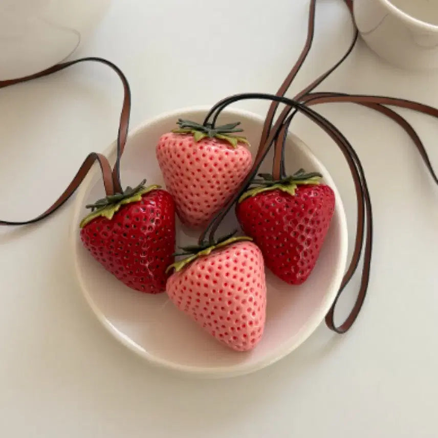[BUNJANG] Strawberry Leather Strap Keychain / 딸기 가죽스트랩 키링