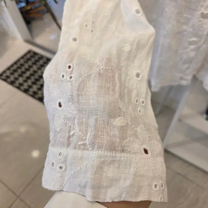 [BUNJANG] Kim Dong Soon Ultimo Eyelet Lace Linen Shirt Blouse / 김동순 울티모 아일렛 레이스 린넨 셔츠 블라우스