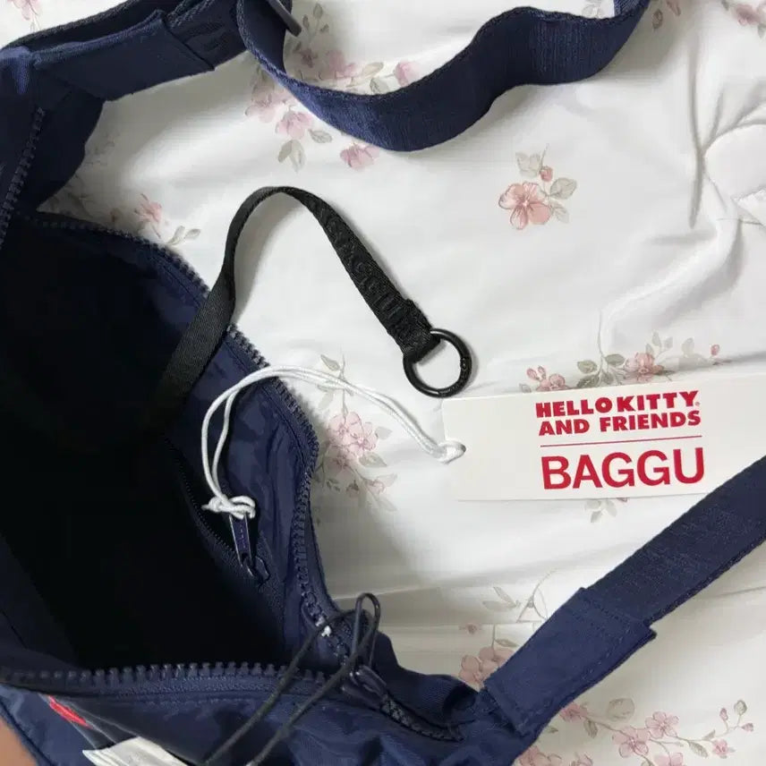 [BUNJANG] Baku Hello Kitty Crossbody Bag / 바쿠 키티 크로스백