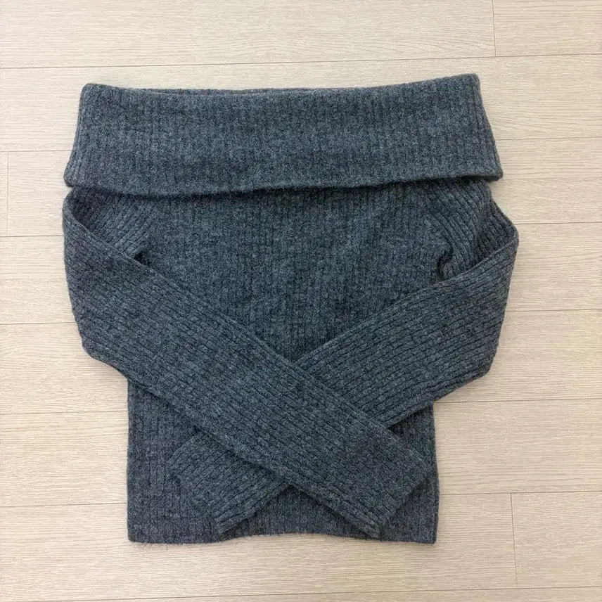 [BUNJANG] H&amp;M Charcoal Off-Shoulder Knit / H&amp;M 에이치엔앰 차콜 오프숄더 니트