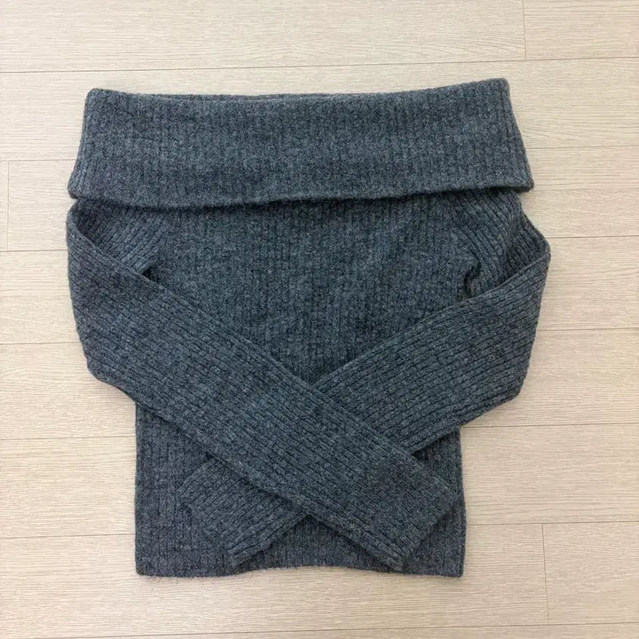 [BUNJANG] H&amp;M Charcoal Off-Shoulder Knit / H&amp;M 에이치엔앰 차콜 오프숄더 니트