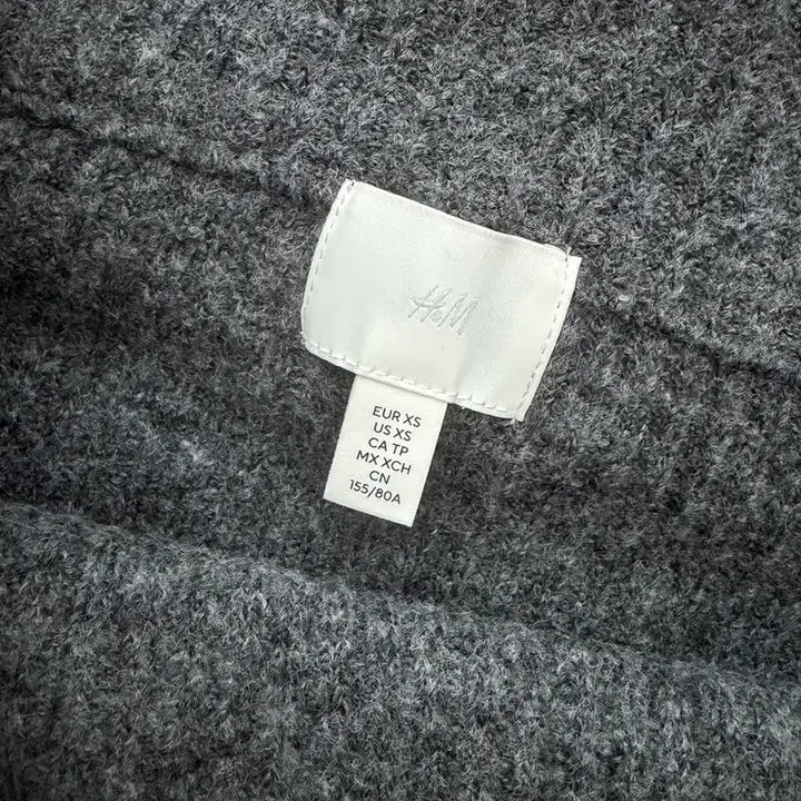 [BUNJANG] H&amp;M Charcoal Off-Shoulder Knit / H&amp;M 에이치엔앰 차콜 오프숄더 니트