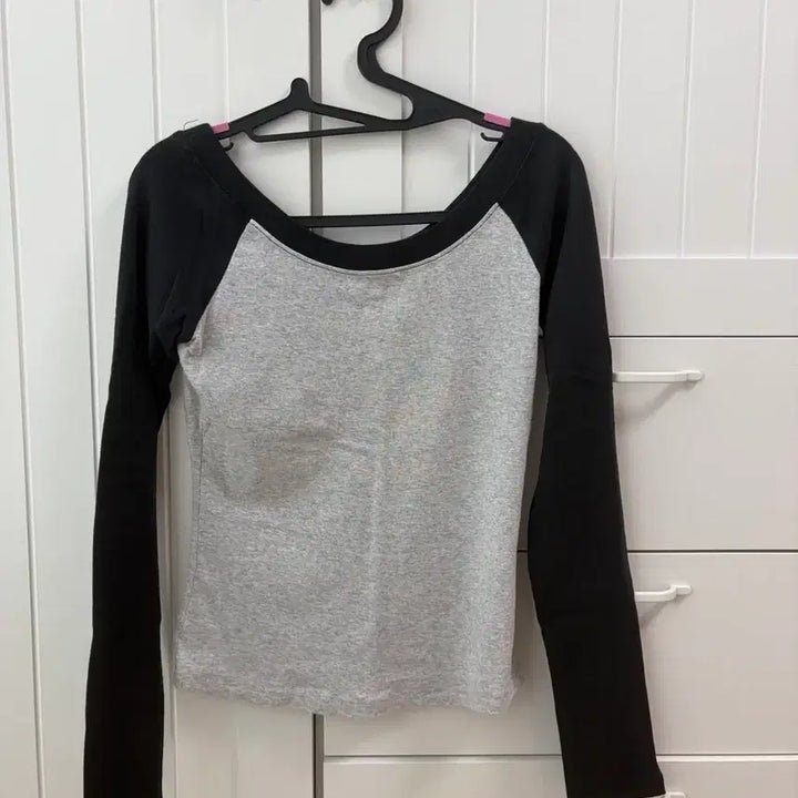 [BUNJANG] Brandy Melville Off-Shoulder Long Sleeve / 브랜디멜빌 오프숄더 롱슬리브