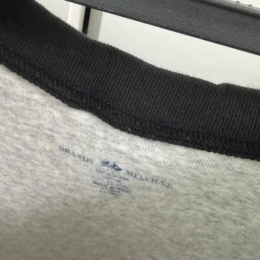 [BUNJANG] Brandy Melville Off-Shoulder Long Sleeve / 브랜디멜빌 오프숄더 롱슬리브