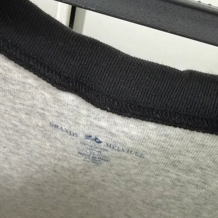 [BUNJANG] Brandy Melville Off-Shoulder Long Sleeve / 브랜디멜빌 오프숄더 롱슬리브