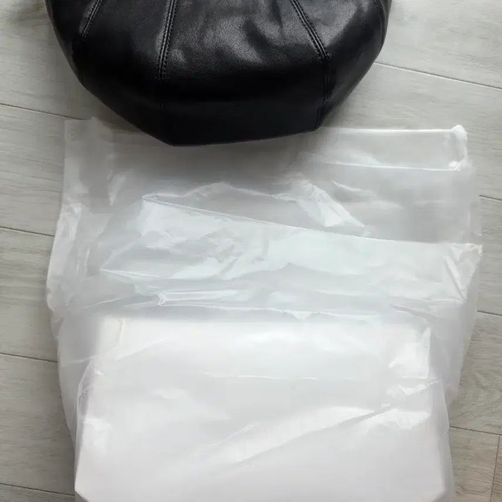 [BUNJANG] Black Leather Shoulder Bag / 블랙 가죽 숄더백 스타일