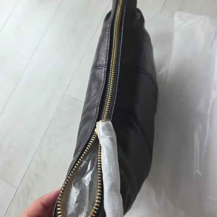 [BUNJANG] Black Leather Shoulder Bag / 블랙 가죽 숄더백 스타일
