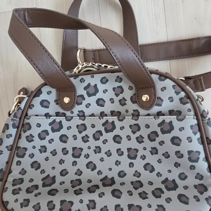 [BUNJANG] Sanrio Hello Kitty Leopard Print Crossbody Bag / 산리오 정품 호피 헬로키티 크로스백