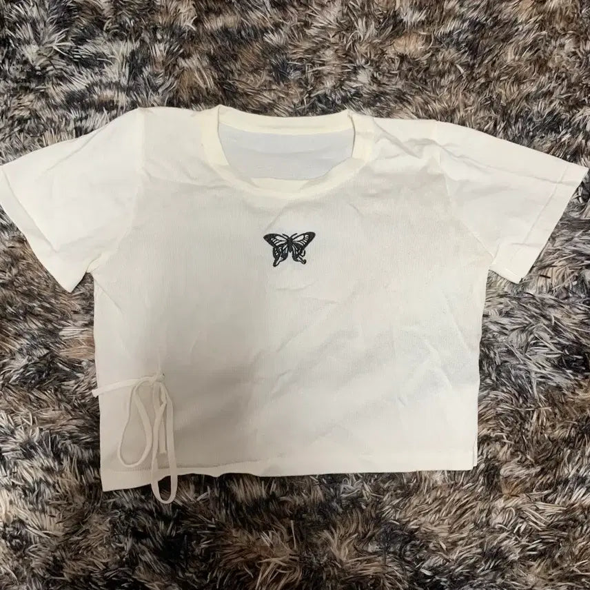 [BUNJANG] Butterfly Embroidery Cropped Short Sleeve T-Shirt / 여름옷// 나비 크롭 반팔티