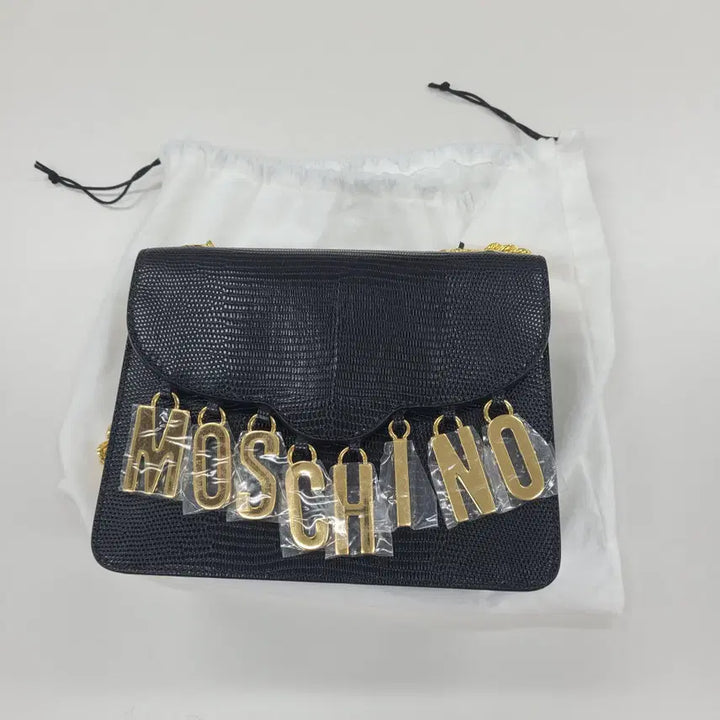[BUNJANG] Moschino Lettering Shoulder Bag / 모스키노 레터링 숄더백