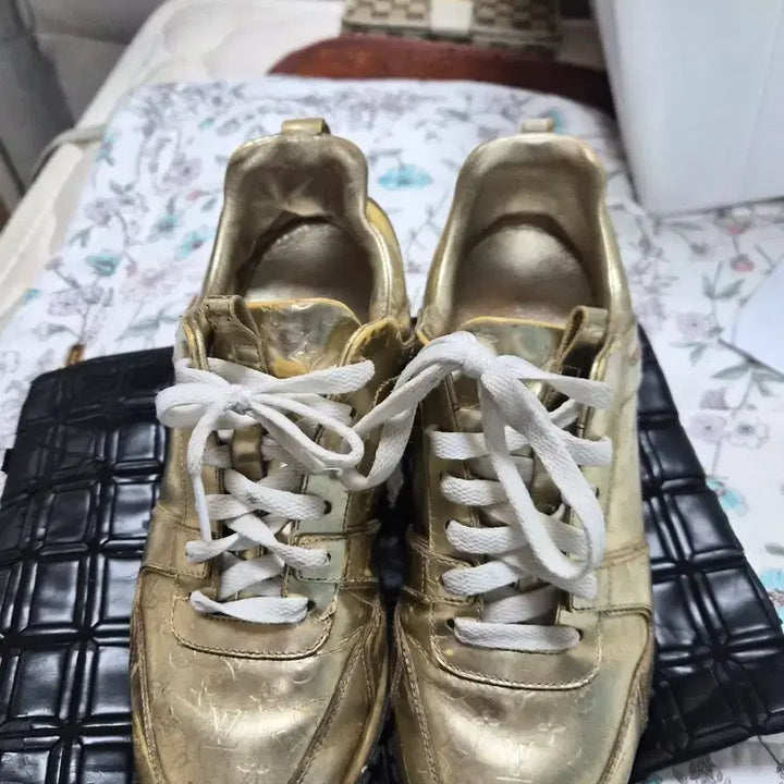 [BUNJANG] Louis Vuitton Gold Sneakers / 루이비통스니커즈