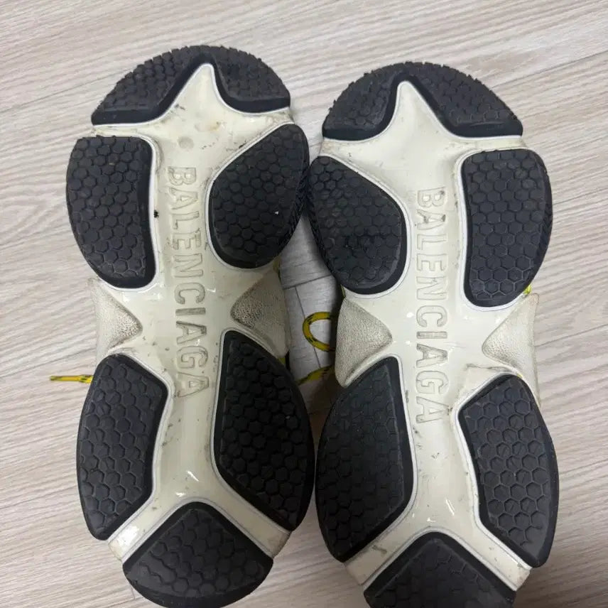 [BUNJANG] Balenciaga Triple S Dirty Black/Yellow Sneakers / 발렌시아가 트리플S더티 블랙/옐로우 운동화