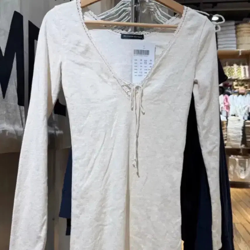 [SOLD OUT] 브랜디멜빌 아일렛 탑 아이보리