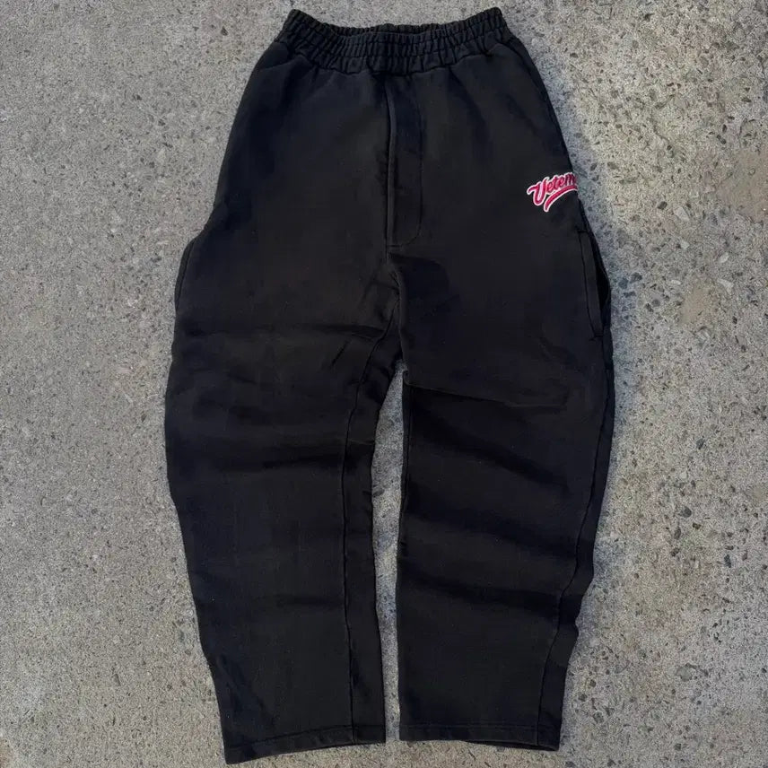 [BUNJANG] VETEMENTS Embroidered Sweatpants / 베트멍  엠브로이드 스웻팬츠