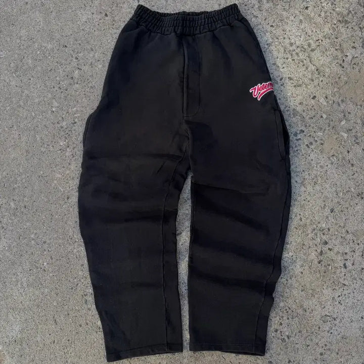 [BUNJANG] VETEMENTS Embroidered Sweatpants / 베트멍  엠브로이드 스웻팬츠