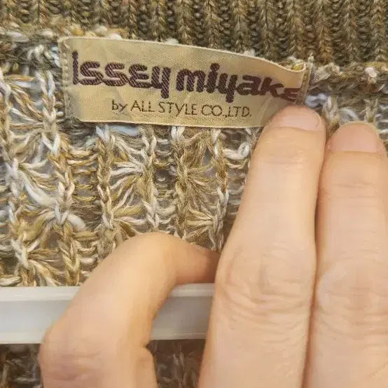 [BUNJANG] Issey Miyake V-Neck Knit Sweater / 명품 이세이 미야케 브이넥 니트