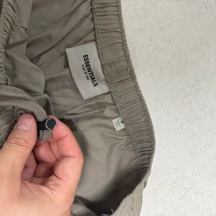 [BUNJANG] Fear of God Essentials Volley Shorts Taupe S / S 에센셜 볼리쇼츠 토프