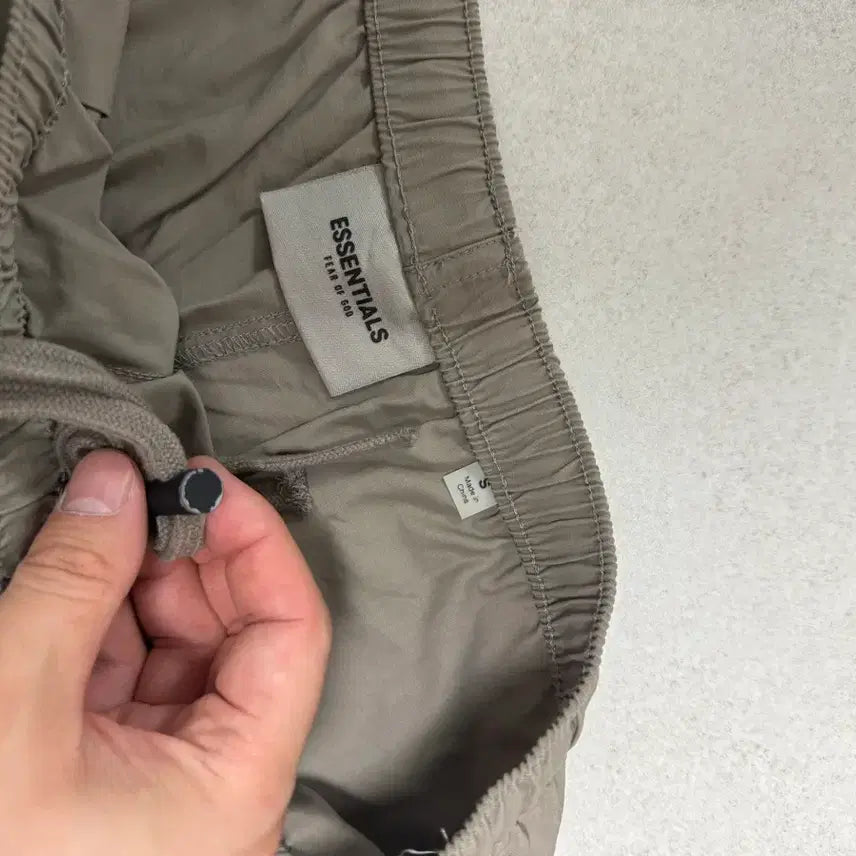 [BUNJANG] Fear of God Essentials Volley Shorts Taupe S / S 에센셜 볼리쇼츠 토프