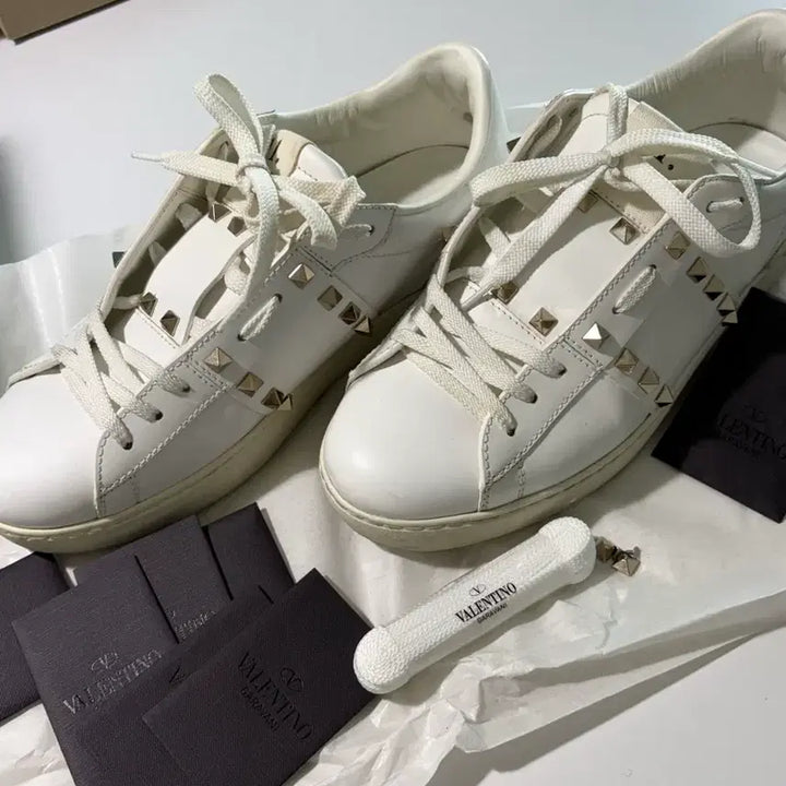 [BUNJANG] Valentino Rockstud Sneakers Size 40 (260mm) / 발렌티노 락스터드 스니커즈 40사이즈(260사이즈)