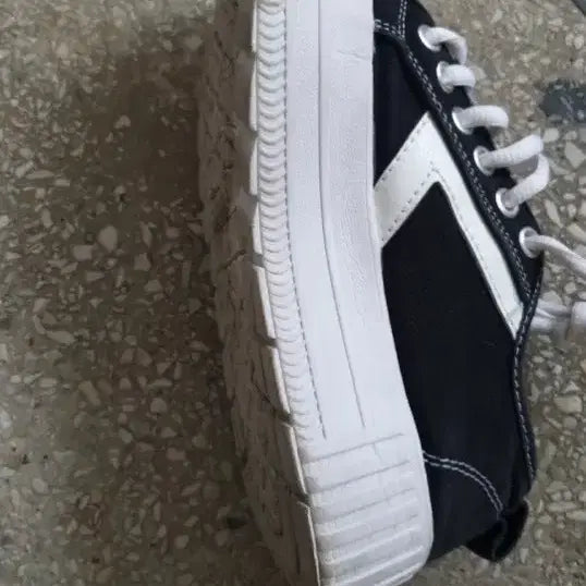 [BUNJANG] Black Low-Top Sneakers / 검정색 단화 운동화 스타일