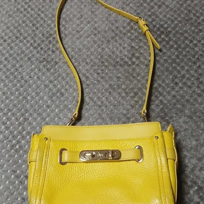[BUNJANG] Coach Yellow Leather Crossbody Bag / 코치 옐로우 레더 크로스백