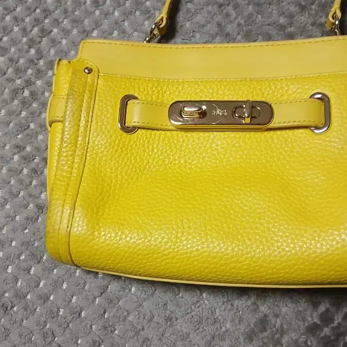 [BUNJANG] Coach Yellow Leather Crossbody Bag / 코치 옐로우 레더 크로스백