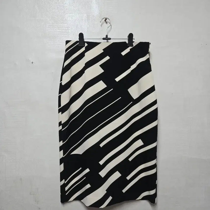 [BUNJANG] ZARA BASIC Black &amp; White Pattern H-Line Skirt / 자라 베이직 블랙&amp;화이트 패턴 H라인 스커트 L