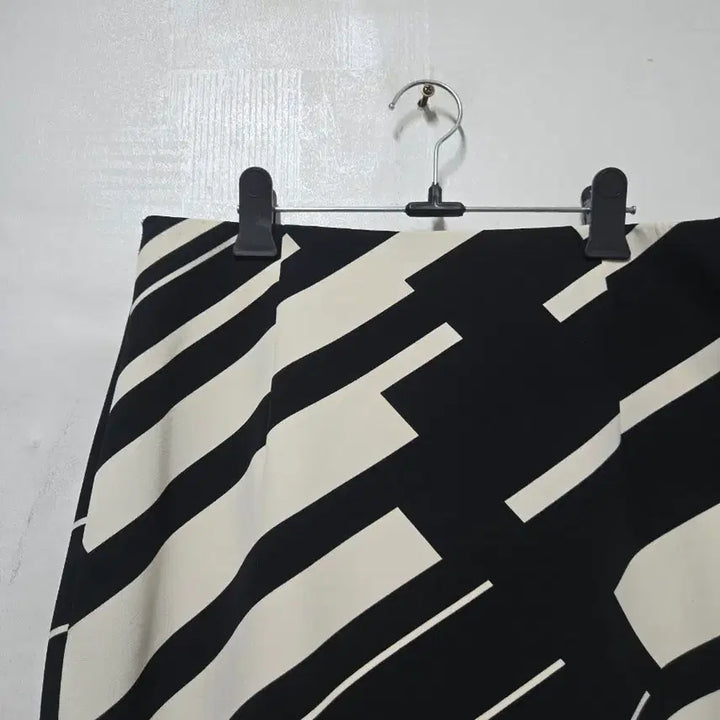 [BUNJANG] ZARA BASIC Black &amp; White Pattern H-Line Skirt / 자라 베이직 블랙&amp;화이트 패턴 H라인 스커트 L