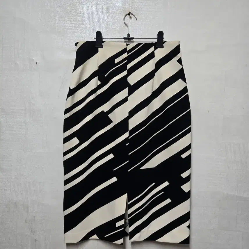 [BUNJANG] ZARA BASIC Black &amp; White Pattern H-Line Skirt / 자라 베이직 블랙&amp;화이트 패턴 H라인 스커트 L