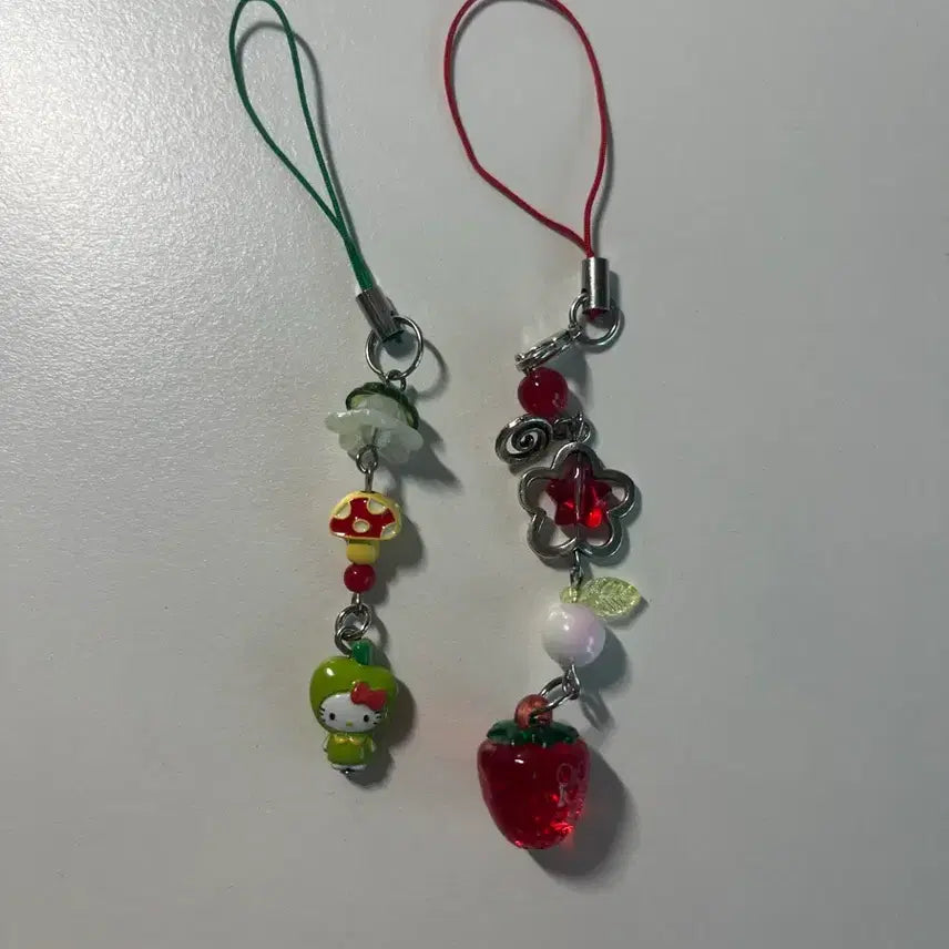 [BUNJANG] Hello Kitty Strawberry Phone Strap Charm / 가격내림) 키티 딸기 핸드폰 스트랩 키링 판매