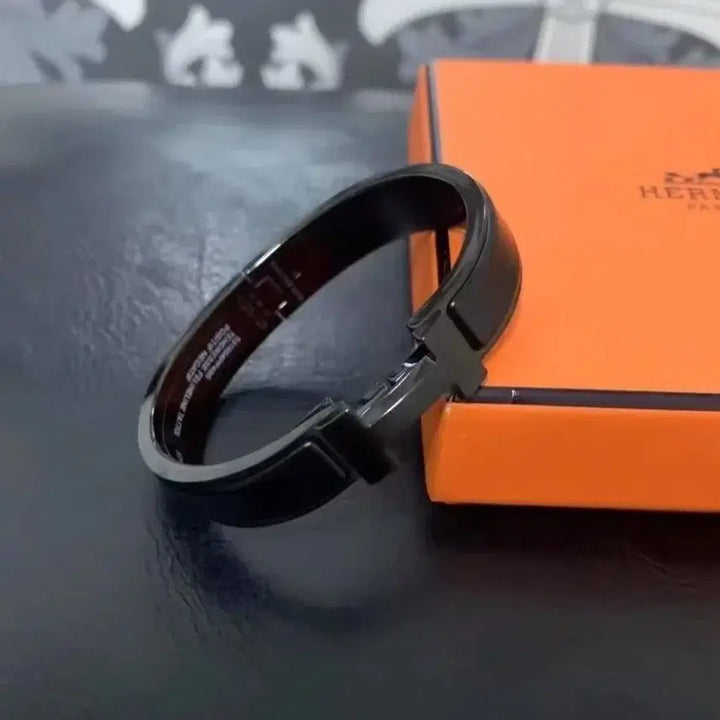 [BUNJANG] Hermès Black Enamel Engraved Logo Bracelet / 에르메스 블랙 에나멜 흑무사 팔찌