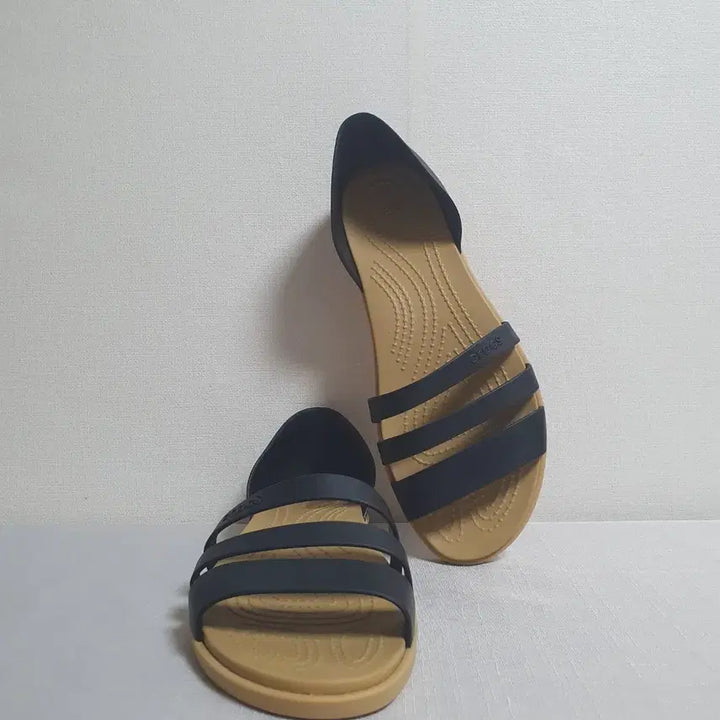 [BUNJANG] Crocs Tulum Open Flat Sandals Black Tan W8 / 250mm 크록스 툴룸 오픈 플랫 샌들 블랙 탄 W8