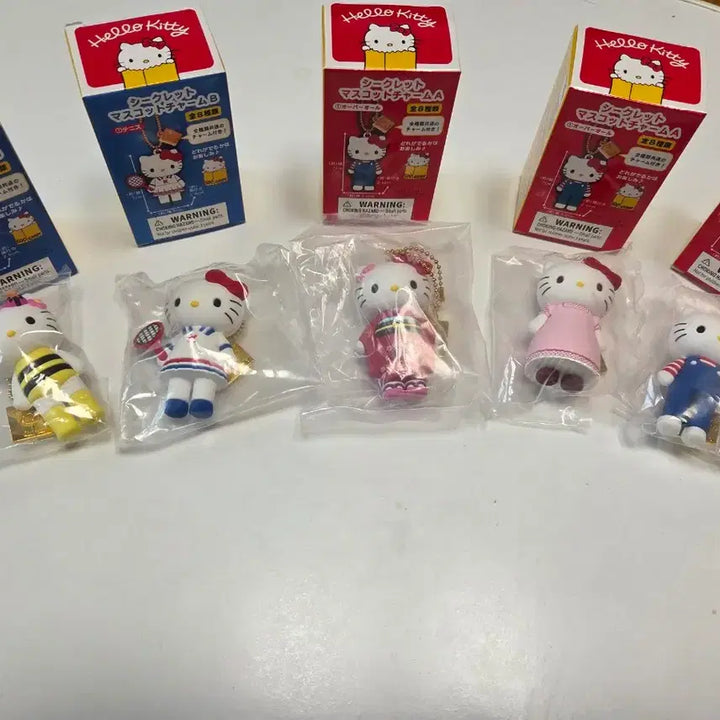 [BUNJANG] Hello Kitty Secret Mascot Keychain (Random) / 헬로키티 시크릿 마스코트 키링 (랜덤)