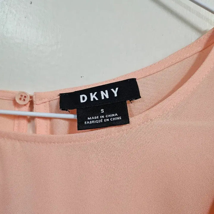 [BUNJANG] DKNY Ruffle Sleeveless Blouse / DKNY 프릴 민소매 블라우스