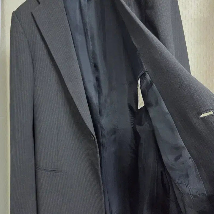 [SOLD OUT] 아르마니 스트라이프 정장 재킷 44